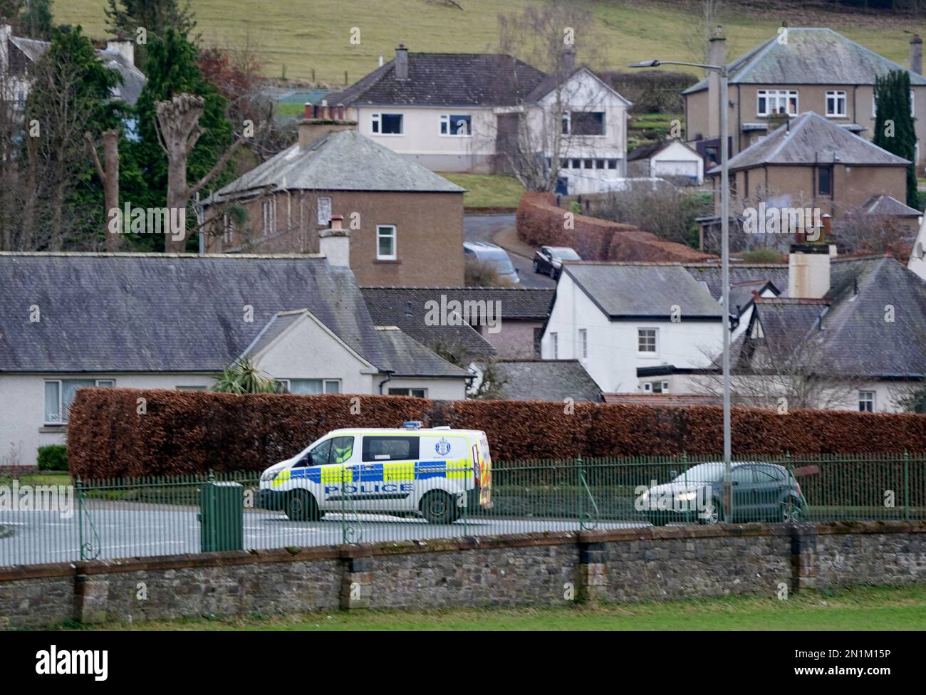 Polizeibeamte patrouillieren in der Nähe von Gala Park, Galashiels, an der schottischen Grenze, wo die Polizei nach dem vermissten 11-jährigen Kaitlyn Easson sucht, der zuletzt um 5,30pm Uhr am Sonntagabend im Park gesehen wurde. Foto: Montag, 6. Februar 2023. Stockfoto