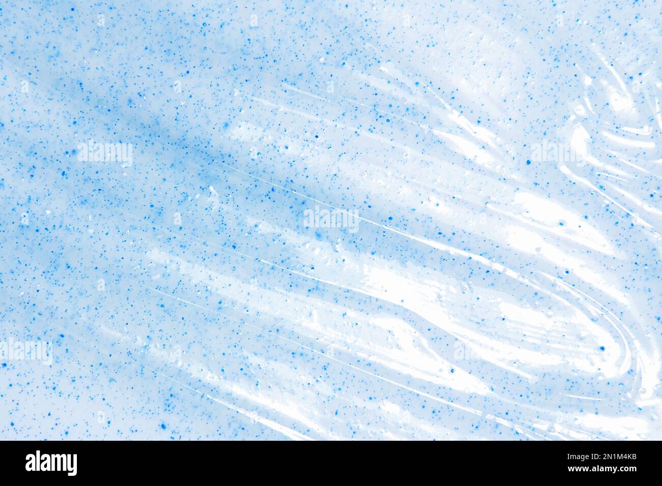 Kosmetika mit abrasiven Partikeln und Blasen. Konsistenz aus blauem, transparentem Gel, Hautpflegeserum, Haarmittel auf weißem Hintergrund. Ein feuchtigkeitsspendendes CO Stockfoto