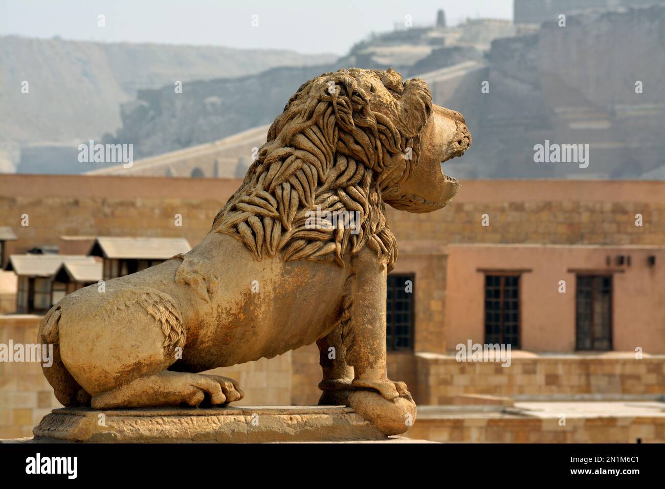 Löwenstatue an den Mauern der Zitadelle von Kairo oder der Zitadelle von Saladin, eine mittelalterliche Festung aus islamischer Zeit in Kairo, Ägypten, erbaut von Salah ad-DIN (S Stockfoto