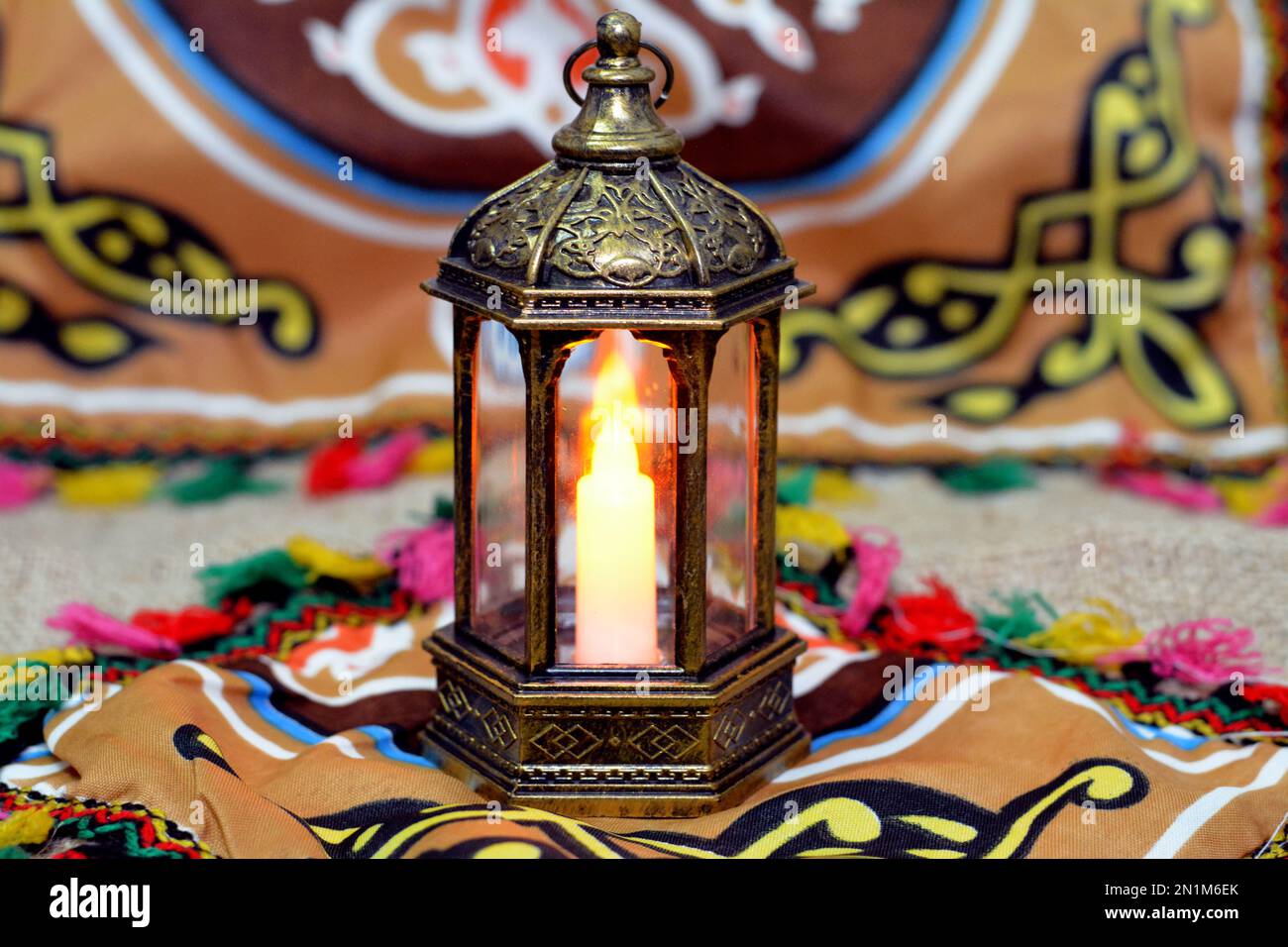 Ramadan-Lantern-Lampe oder Fanous-Ramadan mit Ramadan-Hintergrund