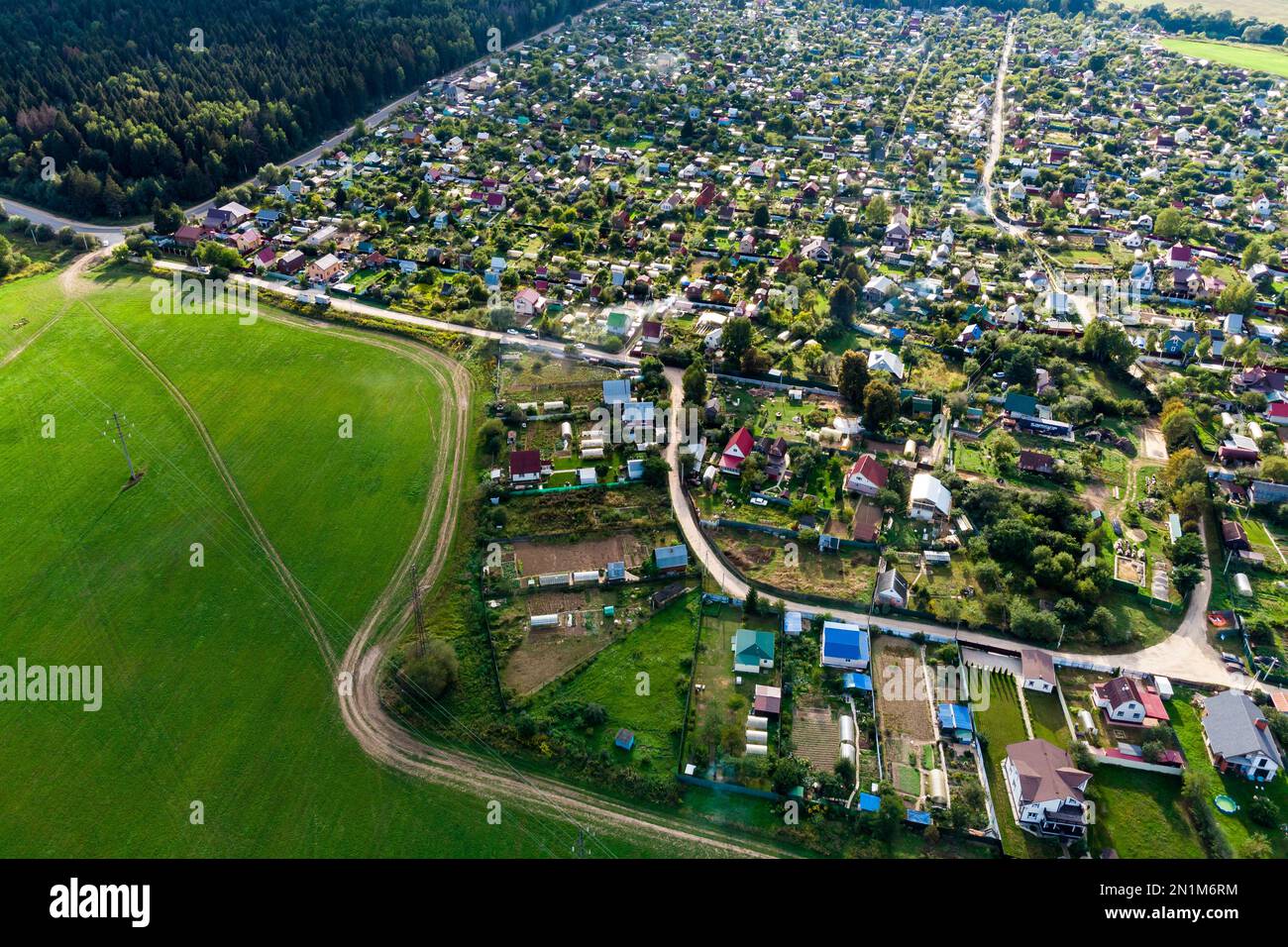 Aus der Vogelperspektive einer dichten Entwicklung von Landhäusern auf dem Lande Stockfoto