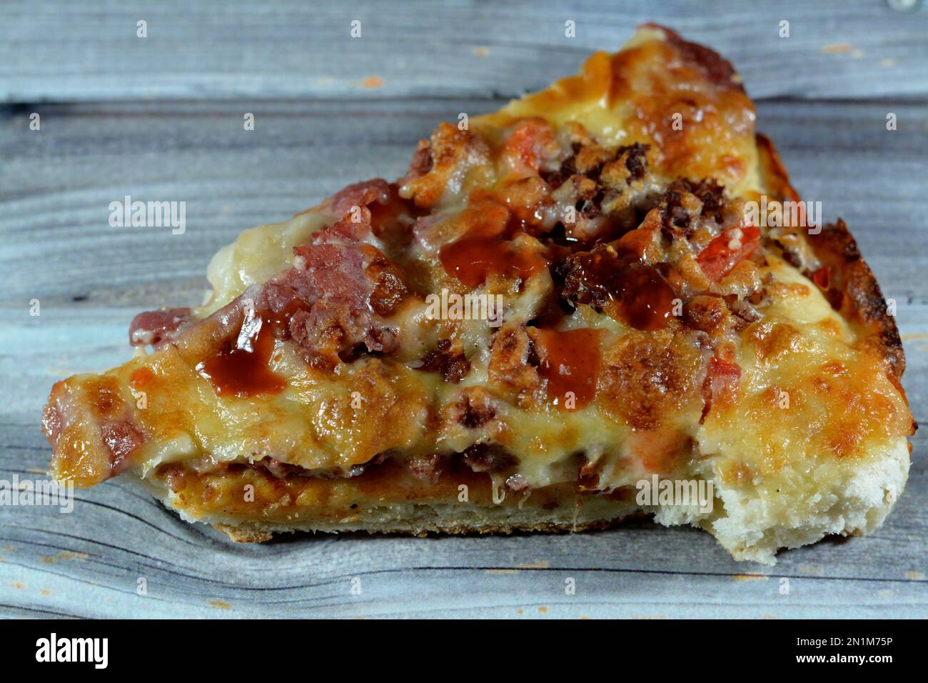 Italienische Pizza mit Pastrami, Fleisch, Rindfleisch und Salami, mit ...