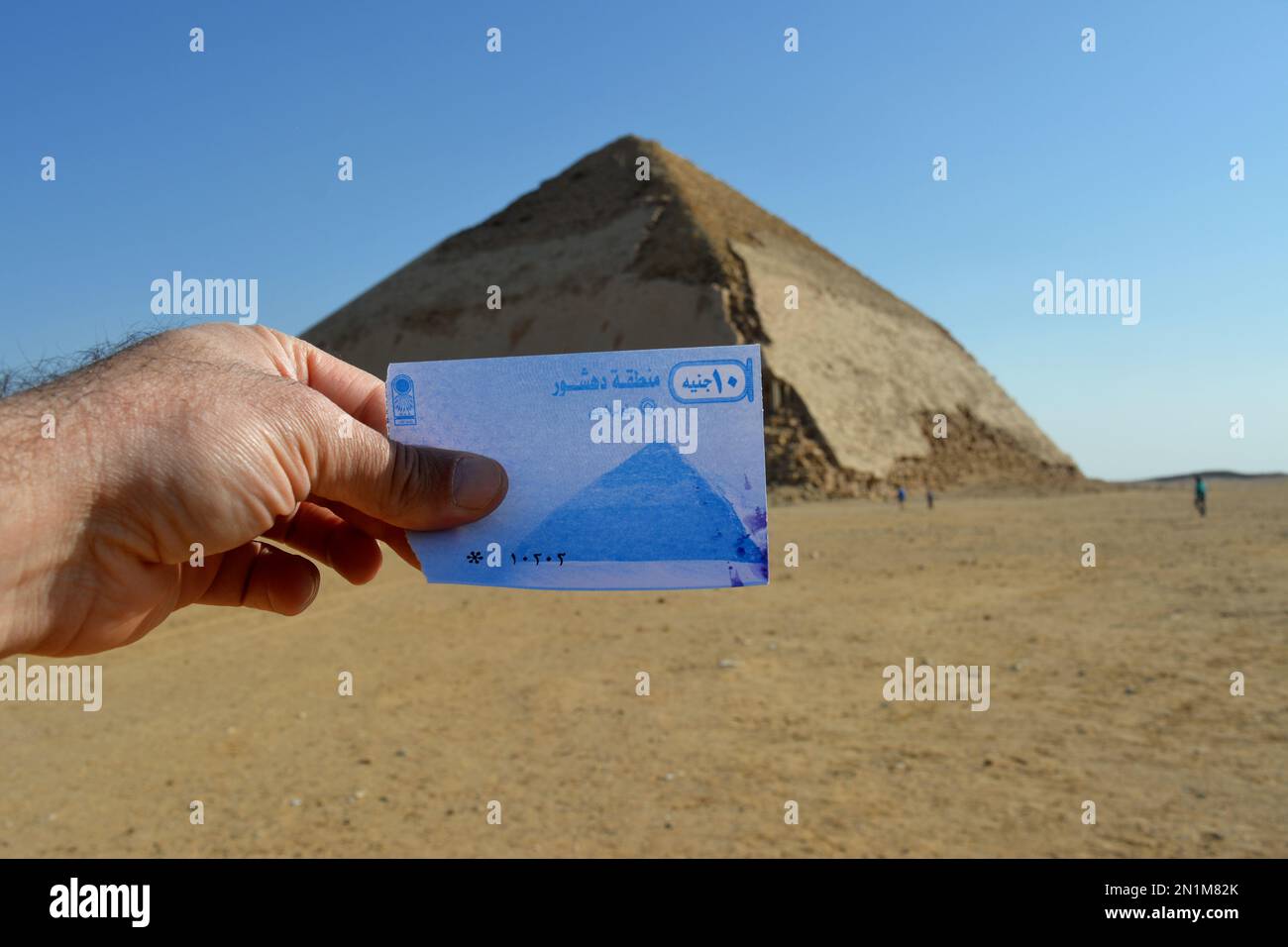 Das Ticket für die verbogene Pyramide von König Sneferu an ihrem Standort, Ein einzigartiges Beispiel für die frühe Pyramidenentwicklung in Ägypten, das sich in Dahshur Badrashin Ba befindet Stockfoto