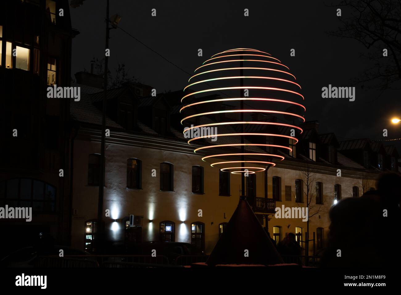 Lichtbildinstallation auf der Straße der Stadt bei Nacht Stockfoto