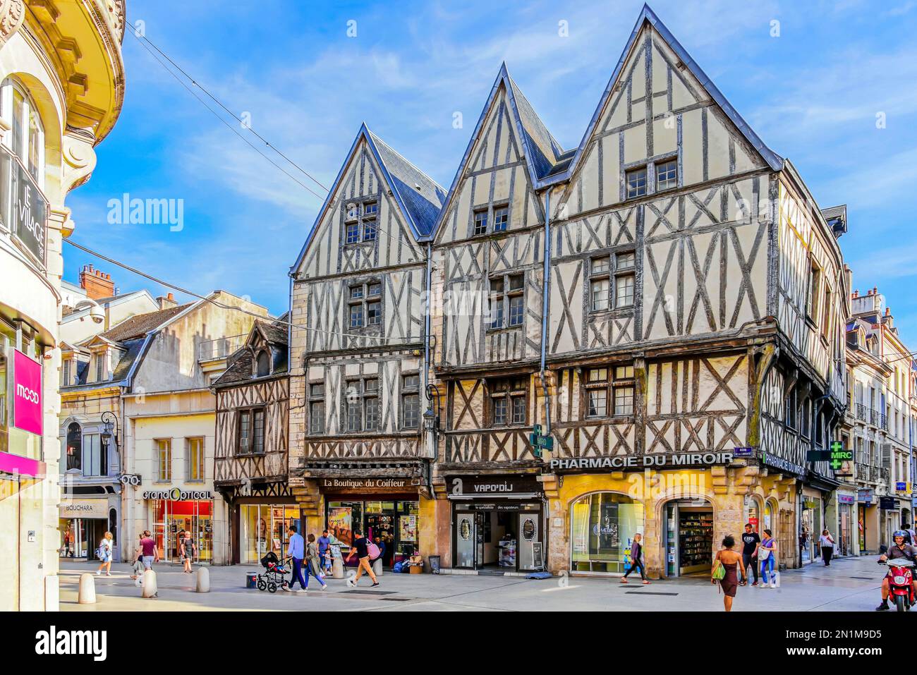 Traditionelle Fachwerkhäuser in der Altstadt von Dijon, Côte d´Or, Burgund, Frankreich. Stockfoto