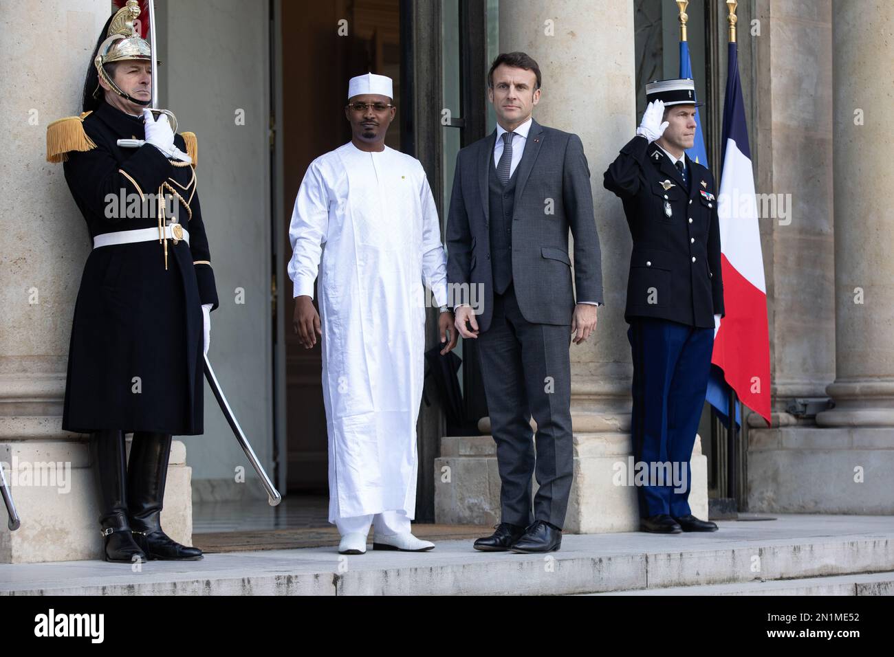 Paris, Frankreich, 6. Februar 2023, Arbeitsessen mit Mahamat Idriss Deby Itno, dem Präsidenten der Republik Tchad, und Emmanuel Macron, dem französischen Präsidenten Francois Loock/Alamy Credit: Loock francois/Alamy Live News Stockfoto
