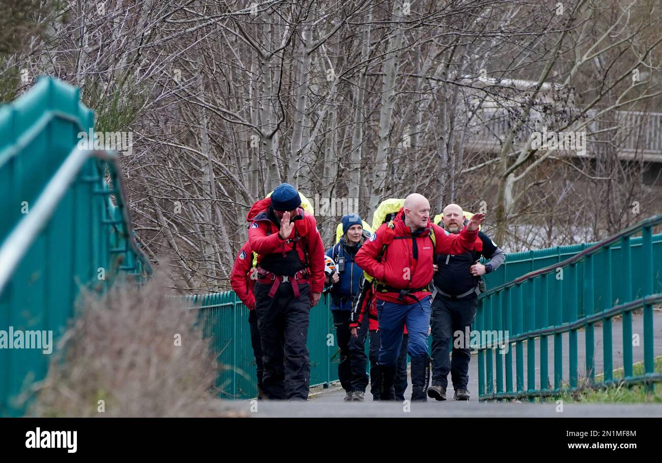 Mitglieder der Scottish Mountain Rescue helfen bei der Suche nach dem vermissten 11 Jahre alten Kaitlyn Easson in der Nähe von Gala Water, Galashiels, in den schottischen Grenzen wurde Kaitlyn zuletzt um 5,30pm Uhr am Sonntagabend im Gala Park gesehen. Foto: Montag, 6. Februar 2023. Stockfoto