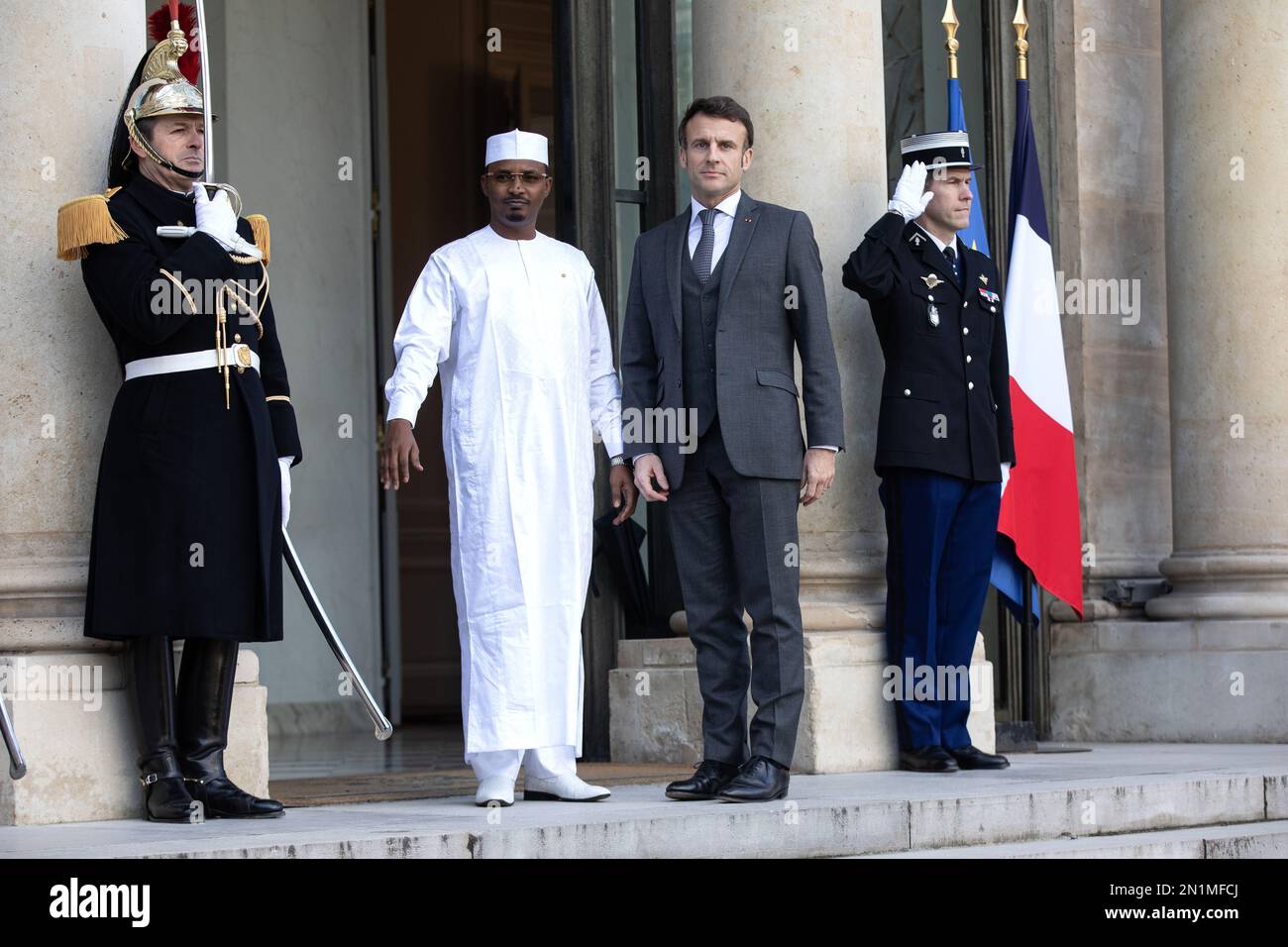 Paris, Frankreich, 6. Februar 2023, Arbeitsessen mit Mahamat Idriss Deby Itno, dem Präsidenten der Republik Tchad, und Emmanuel Macron, dem französischen Präsidenten Francois Loock/Alamy Credit: Loock francois/Alamy Live News Stockfoto
