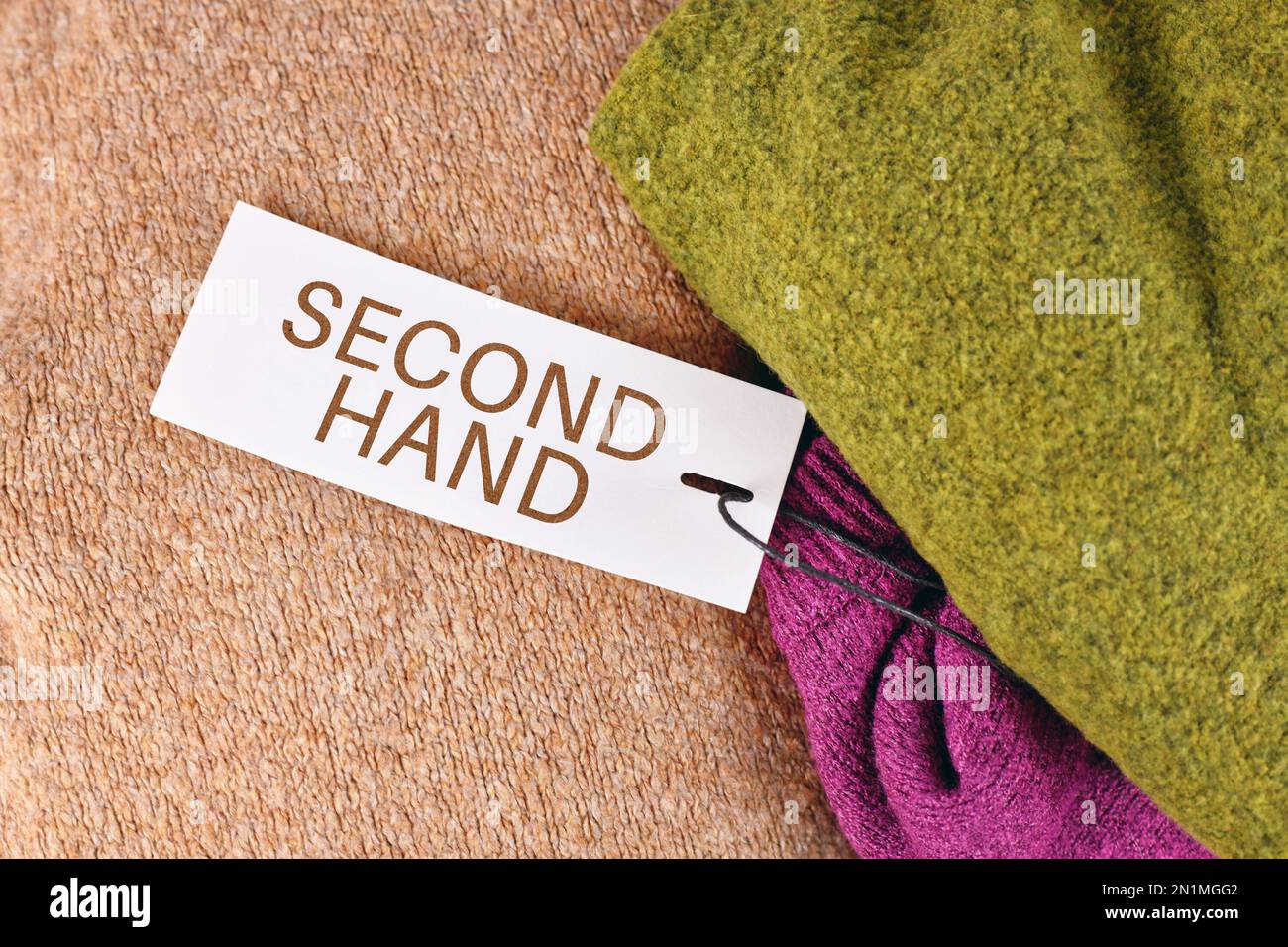 Etikett mit Text „Second Hand“ auf der Kleidung Stockfoto