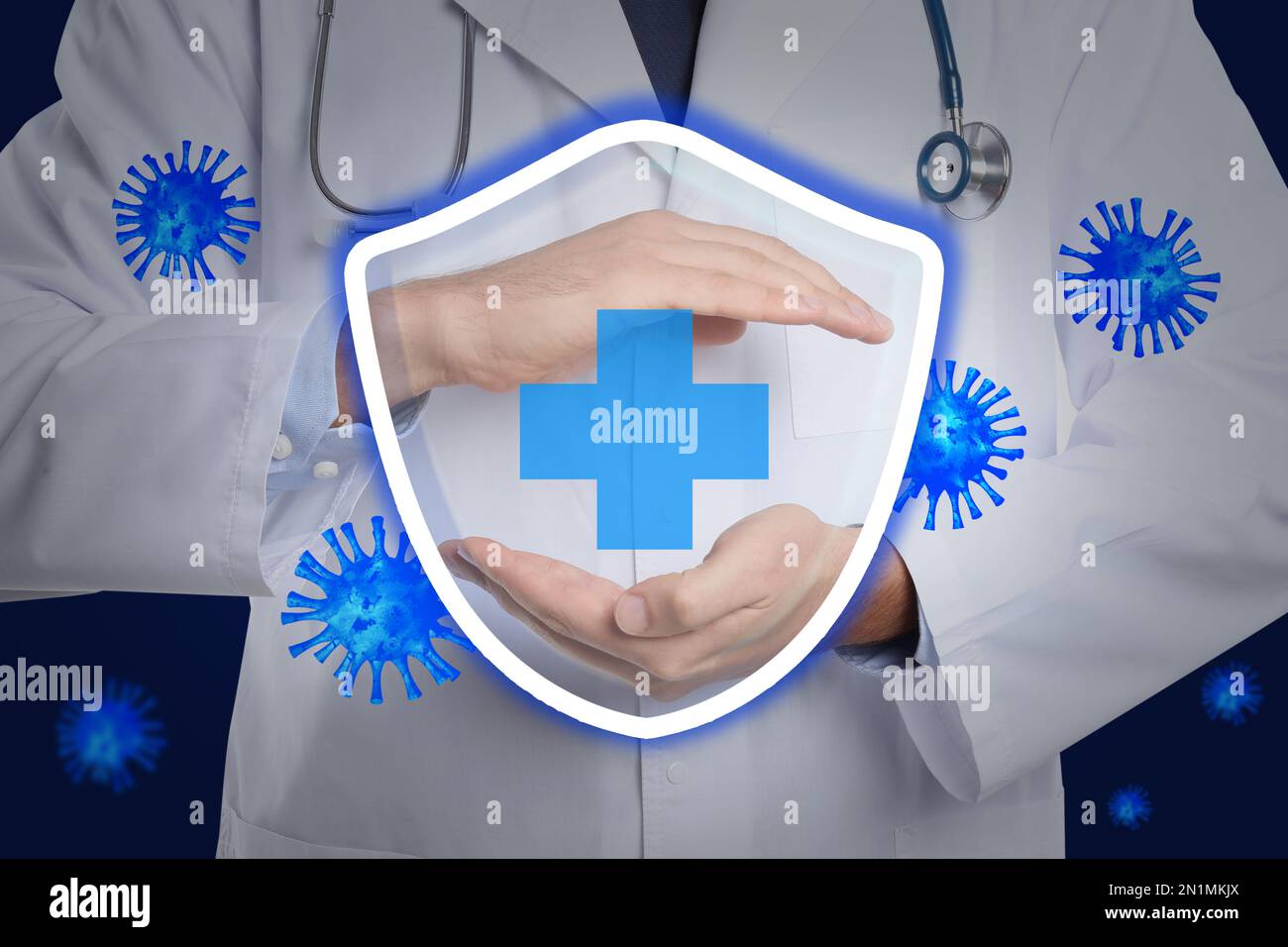 Immunologe und Schild mit Kreuz als Symbol des Virenschutzes, Nahaufnahme Stockfoto