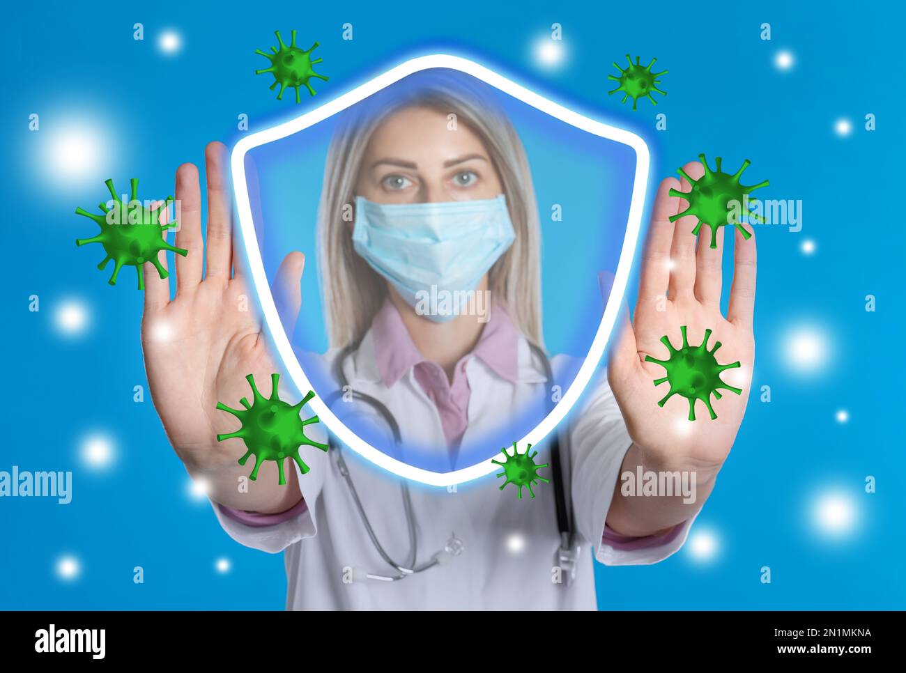Immunologe und Schild mit Kreuz als Symbol des Virenschutzes auf hellblauem Hintergrund Stockfoto