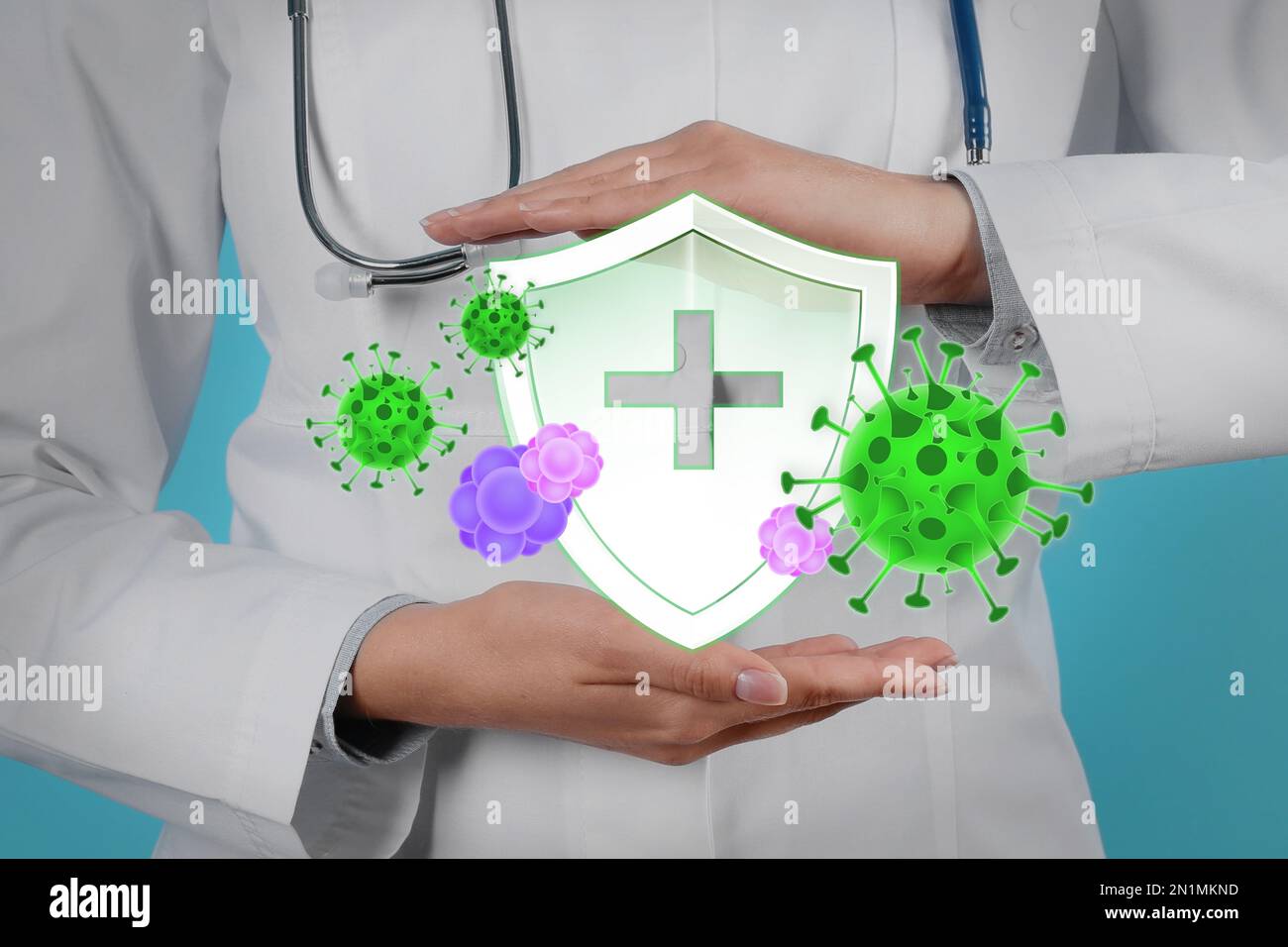 Immunologe und Schild mit Kreuz als Symbol des Virenschutzes, Nahaufnahme Stockfoto