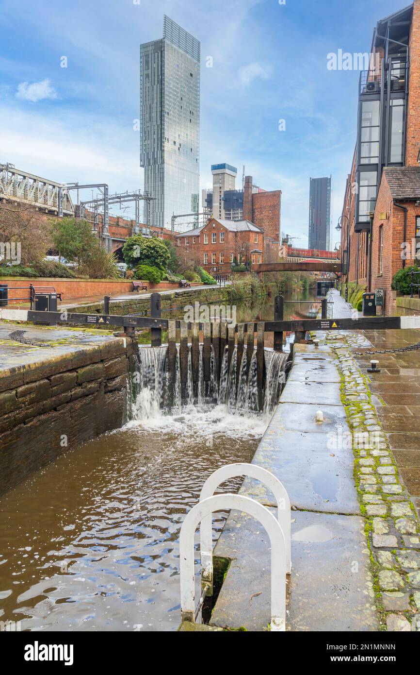 Blick auf den Abschleppweg auf dem Rochdale Canal in Richtung Beetham Tower Stockfoto