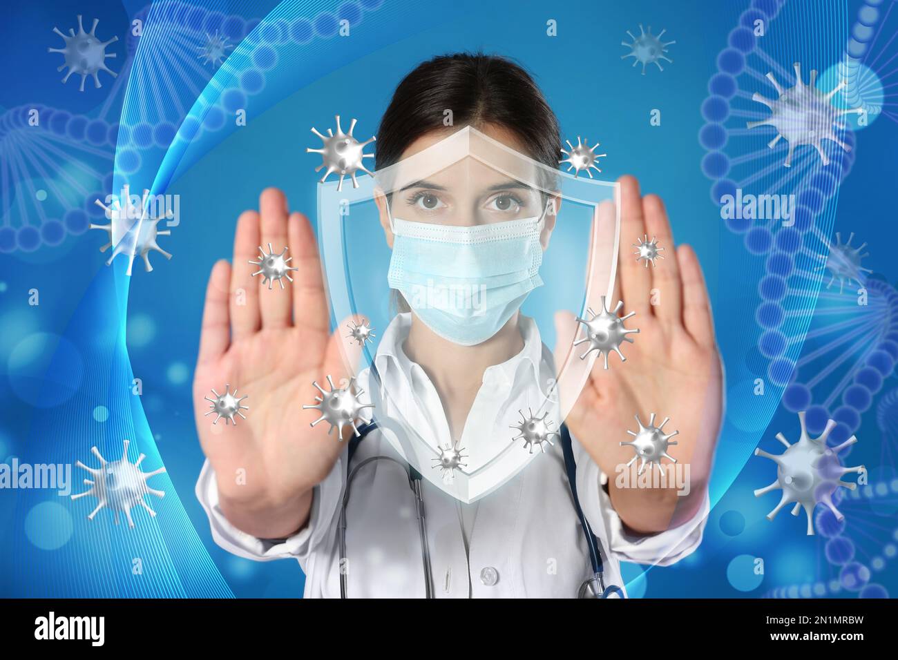 Immunologe und Schild mit Kreuz als Symbol des Virenschutzes auf hellblauem Hintergrund Stockfoto