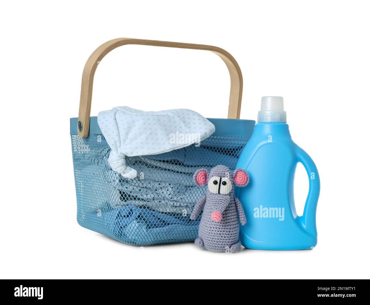 Korb mit frischer Babywäsche und einer Flasche Waschmittel auf weißem Hintergrund Stockfoto