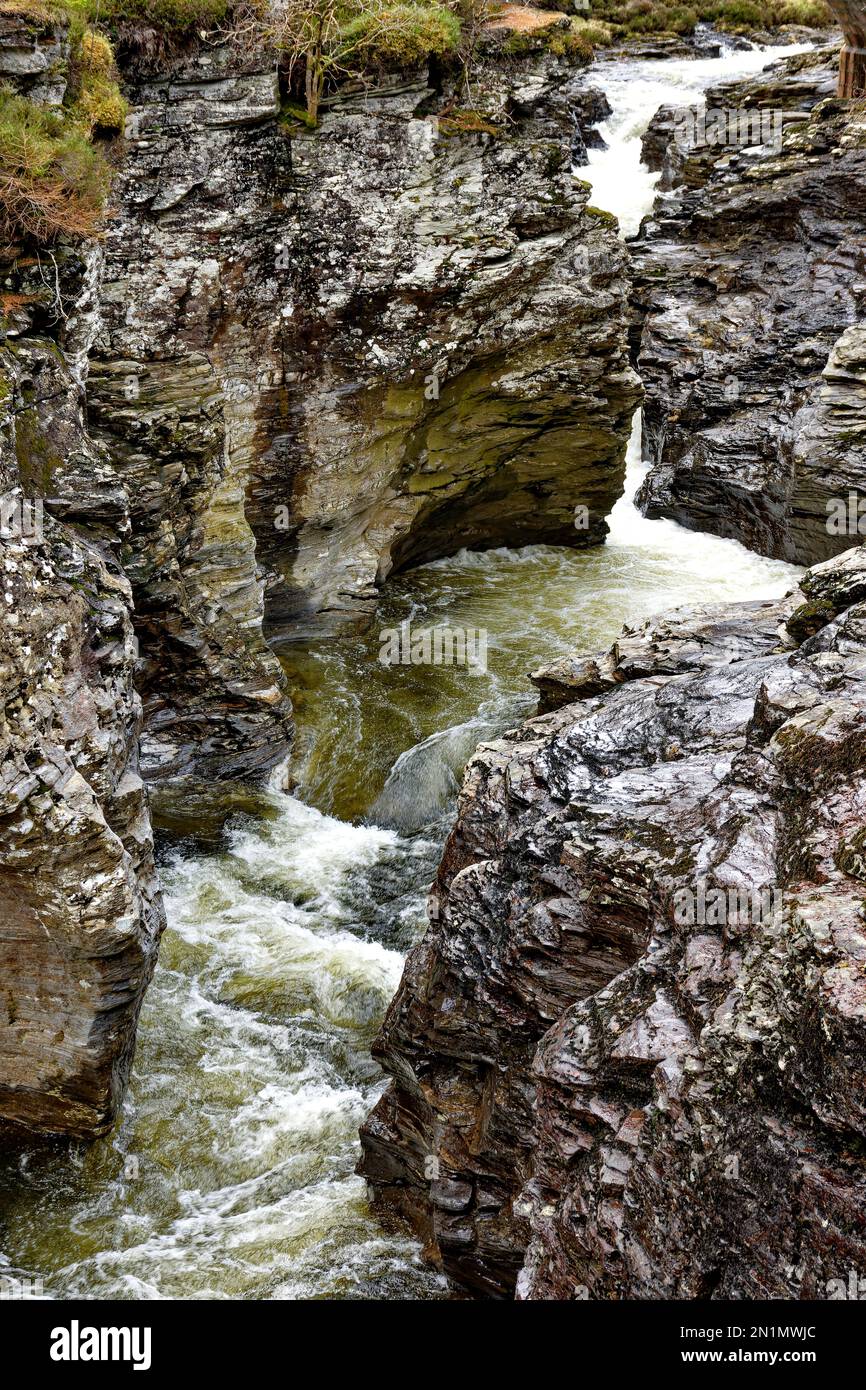 Braemar Schottland Linn of Dee Bridge der Fluss Dee ist in die kleine Schlucht unter der Brücke gepresst Stockfoto