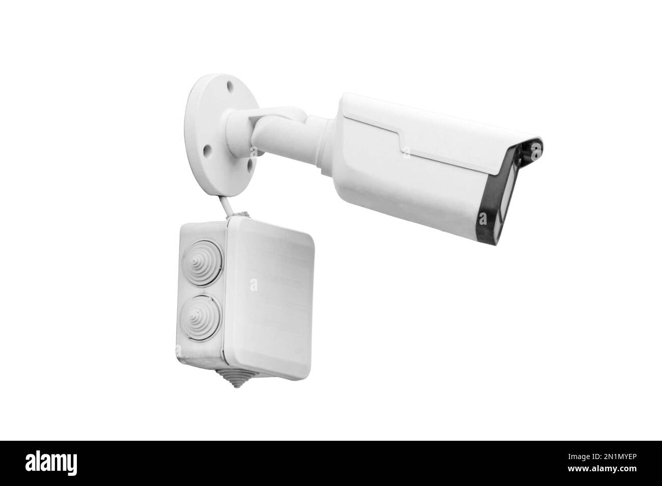 Videoüberwachungskamera am Gebäude, überwacht die Sicherheit, isoliert auf weißem Hintergrund Stockfoto