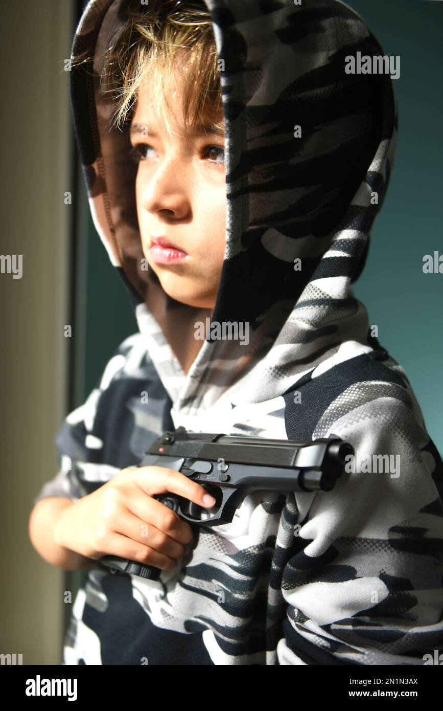 Schuljunge mit Waffe Stockfoto