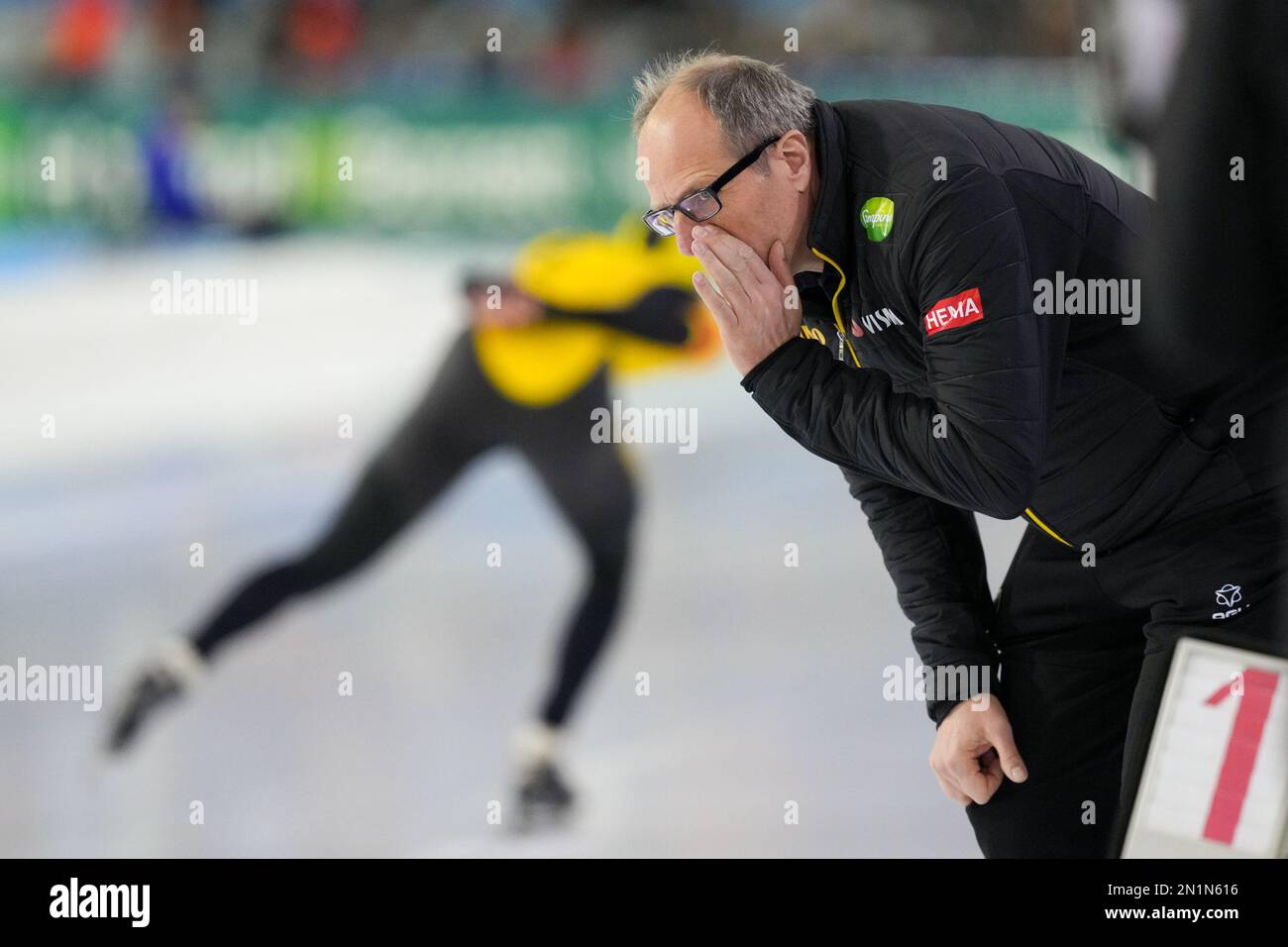 HEERENVEEN, NIEDERLANDE - 5. FEBRUAR: Coach Jac Orie ist zu sehen, während Sportler auf der Men's 10000m während der niederländischen Single Distances Speed Skating Championships 2023 am 5. Februar 2023 in Heerenveen, Niederlande (Foto von Douwe Bijlsma/Orange Pictures) gegeneinander antreten Stockfoto