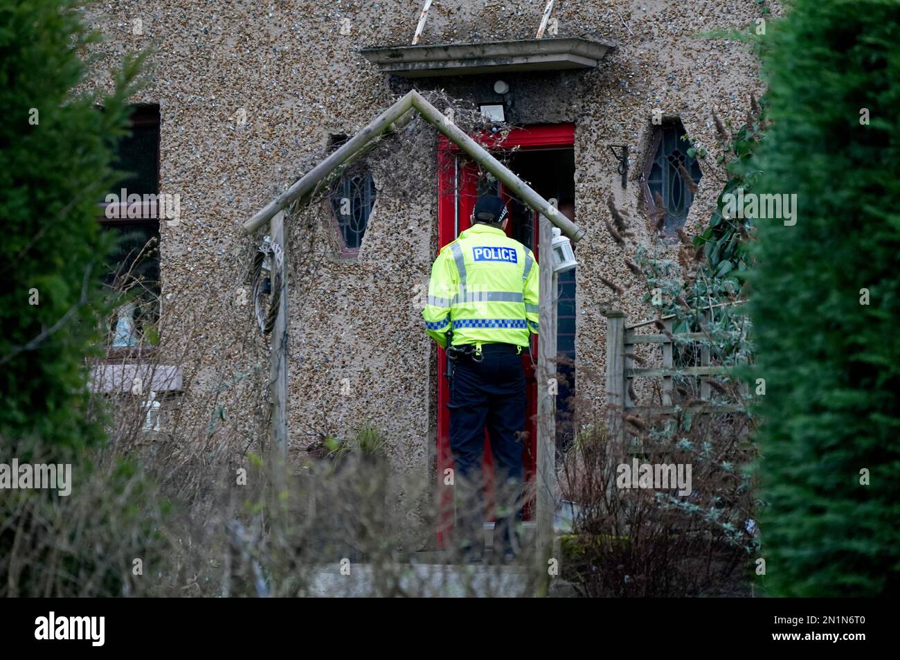 Ein Polizist, der an Tür-zu-Tür-Ermittlungen in der Gegend nahe Gala Park, Galashiels, an der schottischen Grenze teilnimmt, wo die Polizei nach dem vermissten 11-jährigen Kaitlyn Easson sucht, der zuletzt um 5,30pm Uhr am Sonntagabend im Park gesehen wurde. Foto: Montag, 6. Februar 2023. Stockfoto