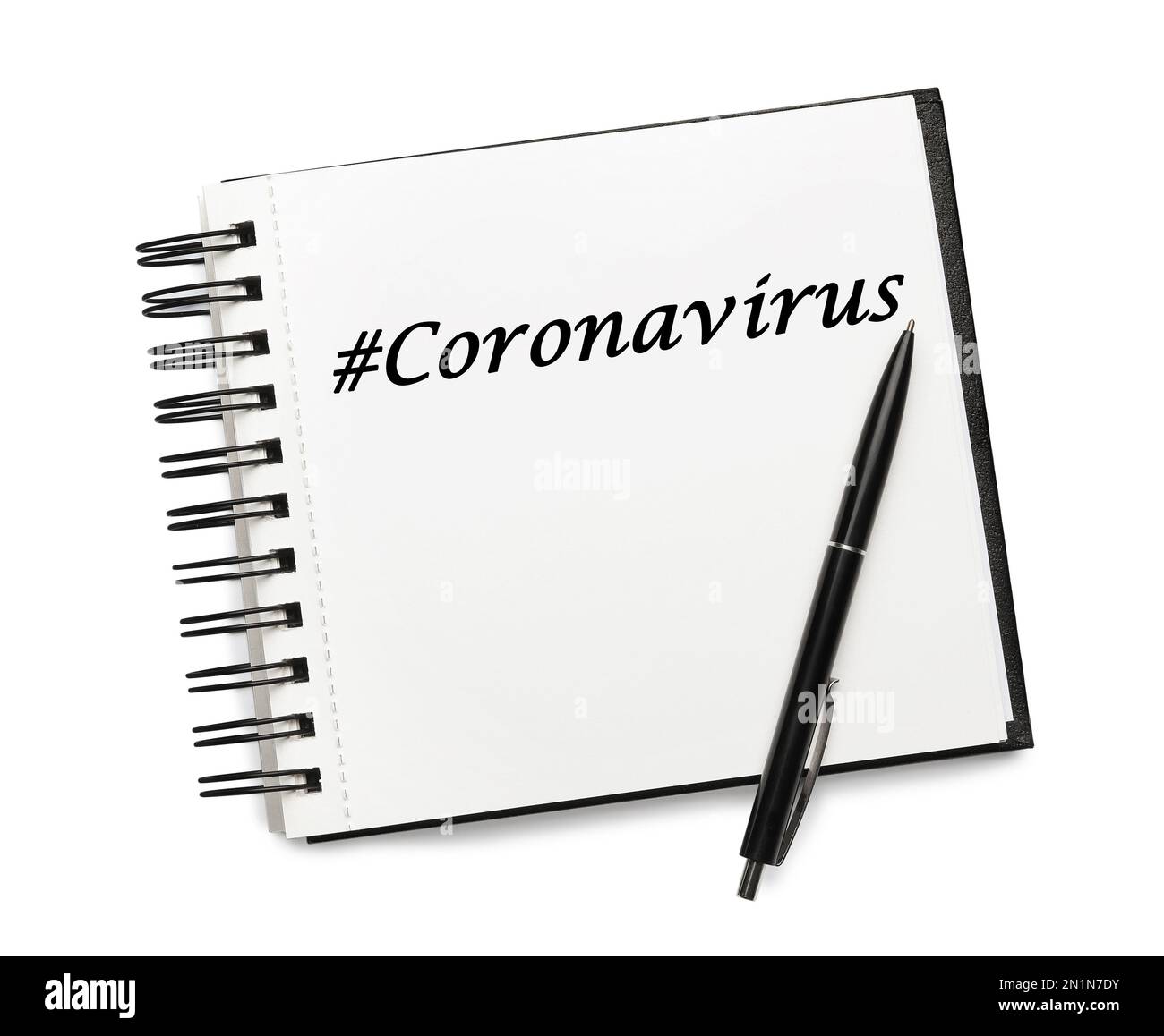 Notizbuch mit Hashtag Coronavirus und Stift auf weißem Hintergrund, Draufsicht Stockfoto