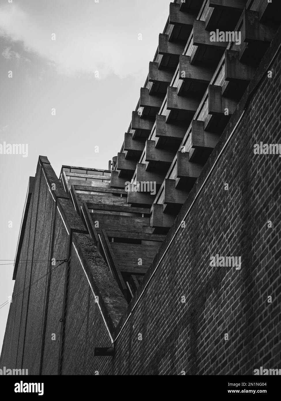 Die Höhe des modernen Beton- und Ziegelgebäudes Stockfoto