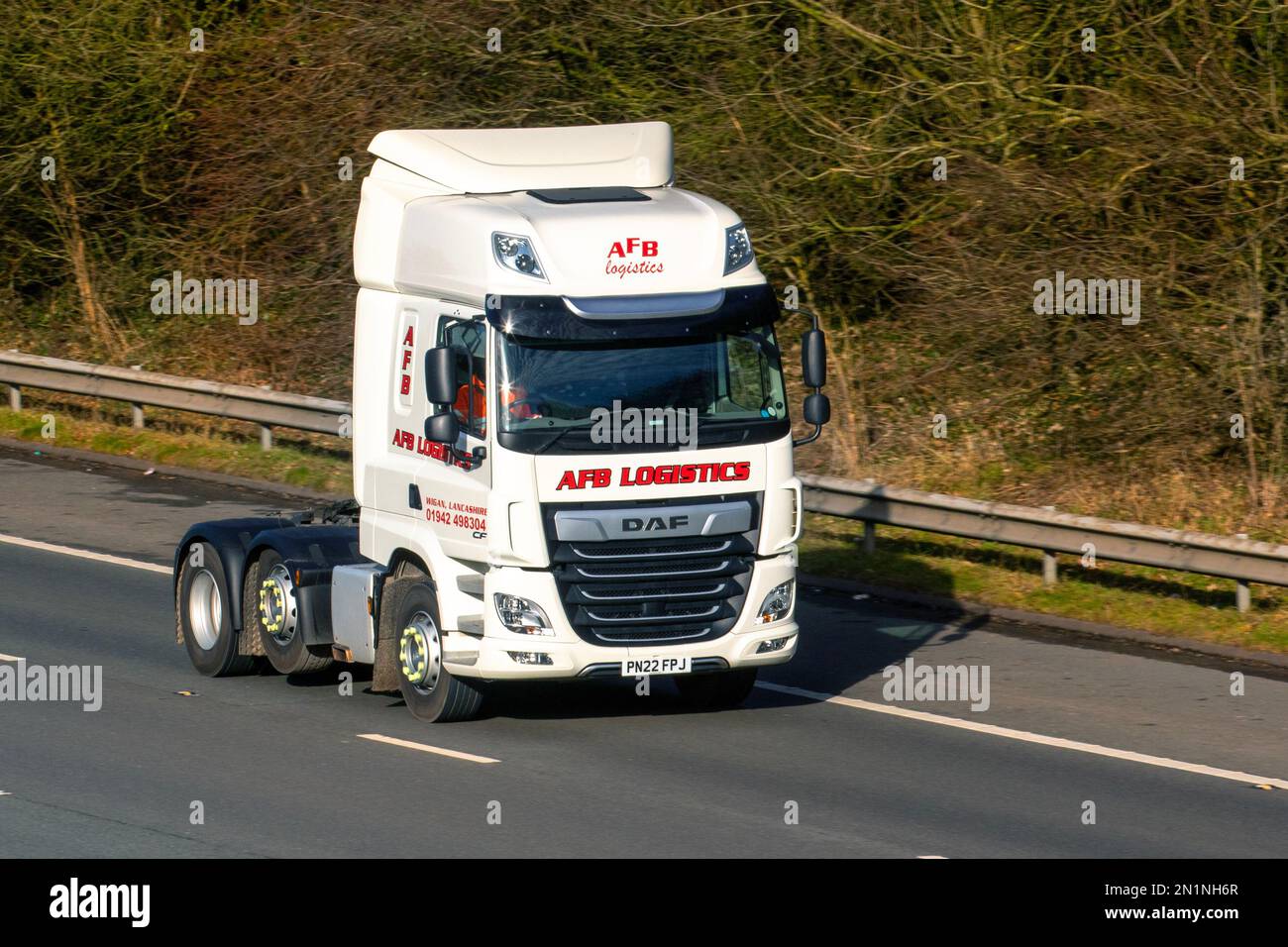 AFB Logistics LTD, Vertriebsservice DAF CF Mid-Lift Tractor Unit Freight Services Cab; Fahrt auf der Autobahn M61, Großbritannien Stockfoto