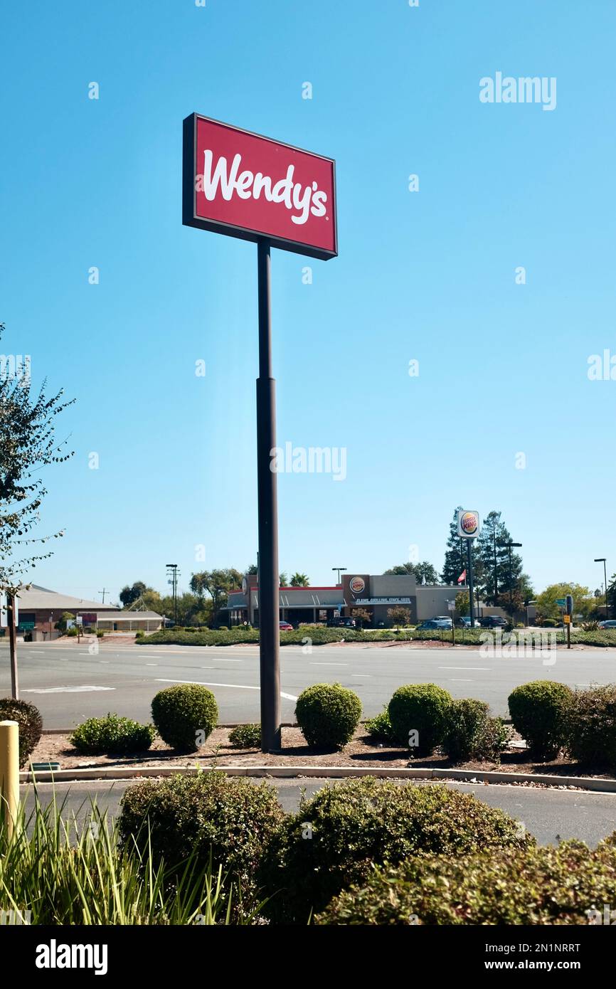 Ein Wendy's Schild in einem Einkaufspark an einer Autobahn. Stockfoto