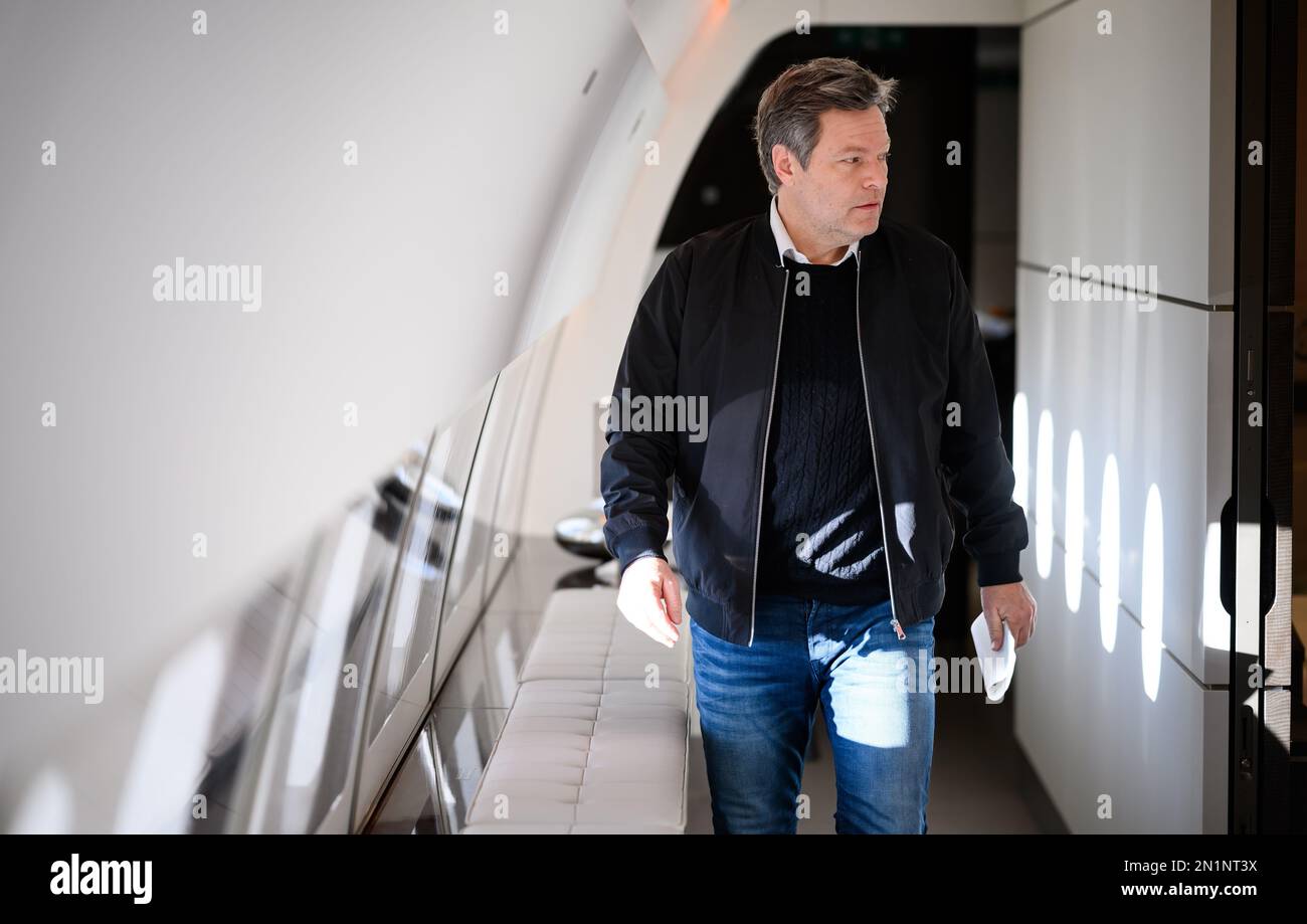06. Februar 2023, ---, -: Robert Habeck (Bündnis 90/die Grünen), Bundesminister für Wirtschaft und Klimaschutz, besteigt ein Flugzeug des Typs Airbus A350 des Special Air Mission Wing der Deutschen Streitkräfte auf einem Flug von Berlin nach Washington, DC, zu einer Hintergrunddiskussion mit mit mit ihm Reisenden Journalisten. Habeck reist für einen zweitägigen Besuch in die Vereinigten Staaten von Amerika (USA). Foto: Bernd von Jutrczenka/dpa Stockfoto