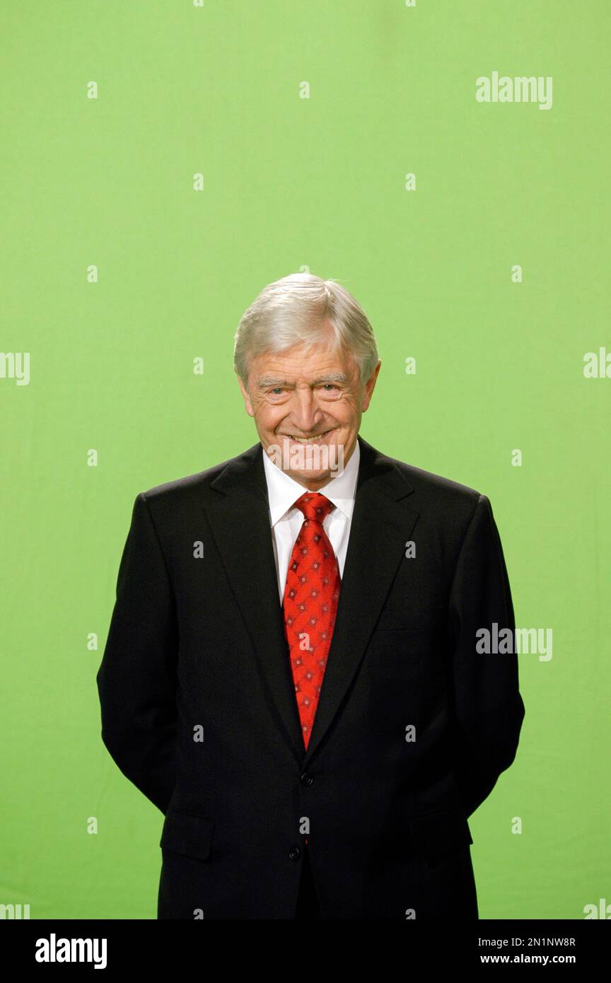 Michael Parkinson wurde bei Peter Kays legendärem 2005 Comic Relief „Amarillo“-Videodreh fotografiert. Stockfoto