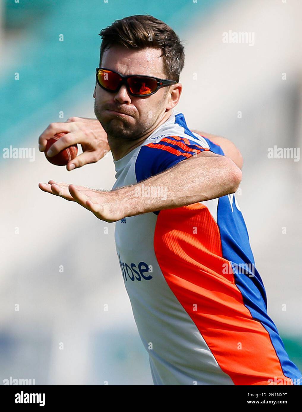 England's bowler James Anderson throws a ball during a training session at the Oval cricket ground in London, Wednesday, Aug. 19, 2015. The fifth test starts at the ground on Thursday. (AP Photo/Kirsty Wigglesworth) Stockfoto