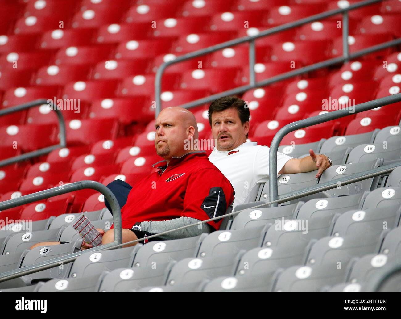 Arizona Cardinals team president Michael Bidwill, back right, and general manager Steve Keim watch the team during NFL football training camp, Tuesday, Aug. 18, 2015, in Glendale, Ariz. (AP Photo/Matt York) Stockfoto