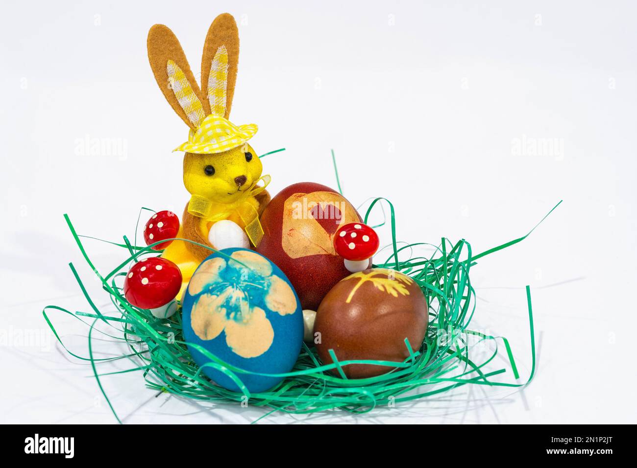 Kaninchen mit bunten Ostereiern auf weißem Hintergrund Stockfoto