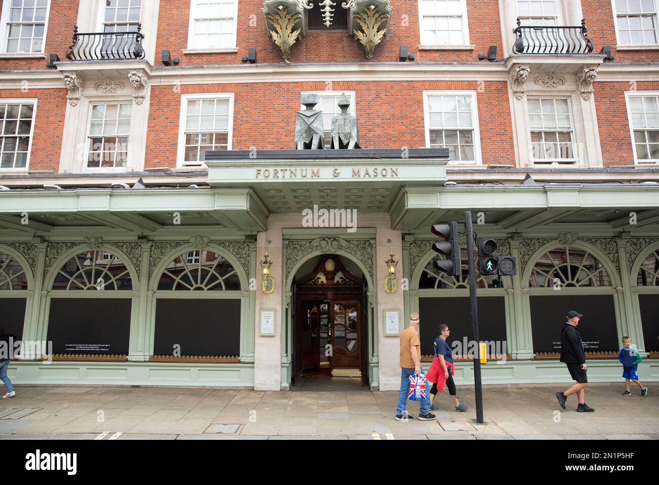 Schaufenster werden als eine Maske ihres Respekts vor einem Fortnum & Mason Store im Zentrum von London, nach dem Tod von Königin Elizabeth II. Gesehen Stockfoto Schaufenster werden als eine Maske ihres Respekts vor einem Fortnum & Mason Store im Zentrum von London, nach dem Tod von Königin Elizabeth II. Gesehen Stockfoto