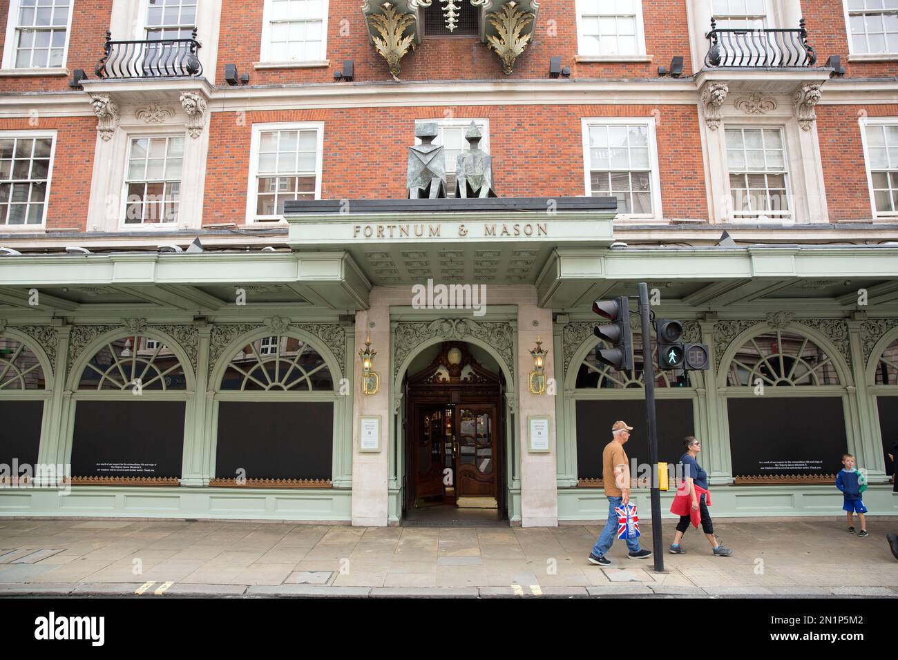 Schaufenster werden als eine Maske ihres Respekts vor einem Fortnum & Mason Store im Zentrum von London, nach dem Tod von Königin Elizabeth II. Gesehen Stockfoto Schaufenster werden als eine Maske ihres Respekts vor einem Fortnum & Mason Store im Zentrum von London, nach dem Tod von Königin Elizabeth II. Gesehen Stockfoto