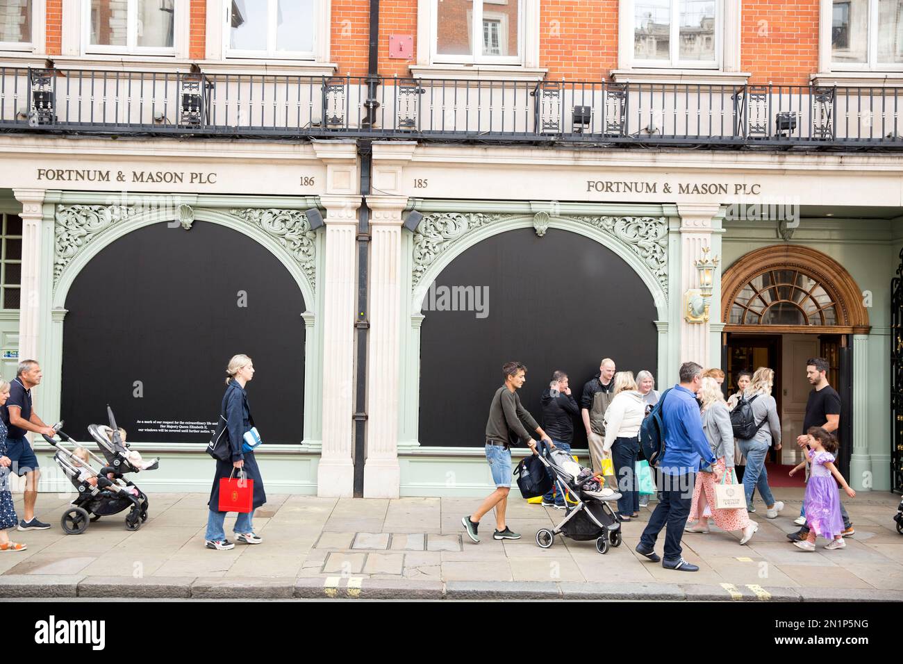 Schaufenster werden als eine Maske ihres Respekts vor einem Fortnum & Mason Store im Zentrum von London, nach dem Tod von Königin Elizabeth II. Gesehen Stockfoto Schaufenster werden als eine Maske ihres Respekts vor einem Fortnum & Mason Store im Zentrum von London, nach dem Tod von Königin Elizabeth II. Gesehen Stockfoto