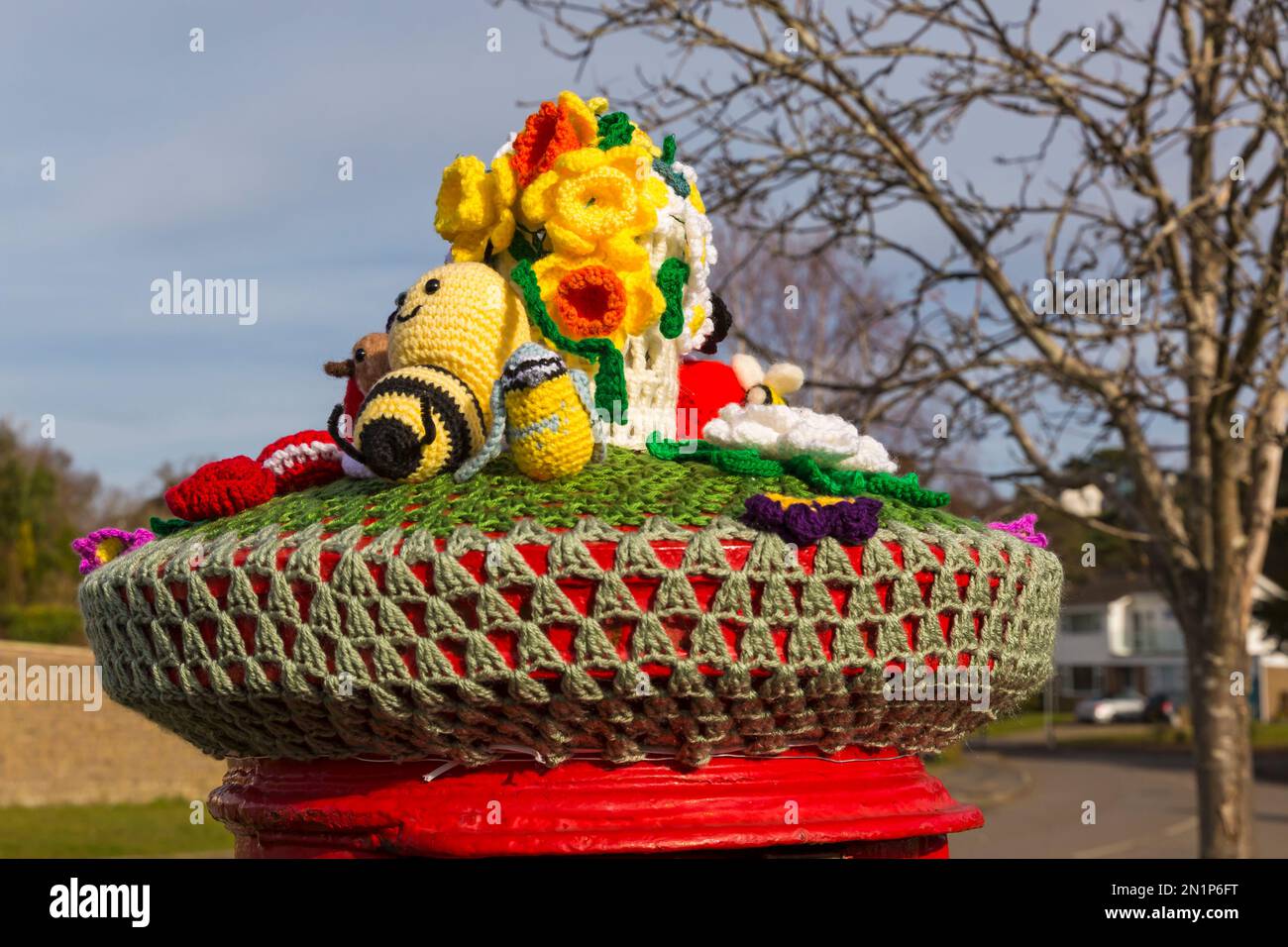 Briefkastenaufsatz im Frühjahr Ostern in Poole, Dorset, Großbritannien - Briefkastenaufsatz, Briefkastenaufsatz, Briefkastenaufsatz, Aufsätze, Garnbomben, Garnbombe Stockfoto