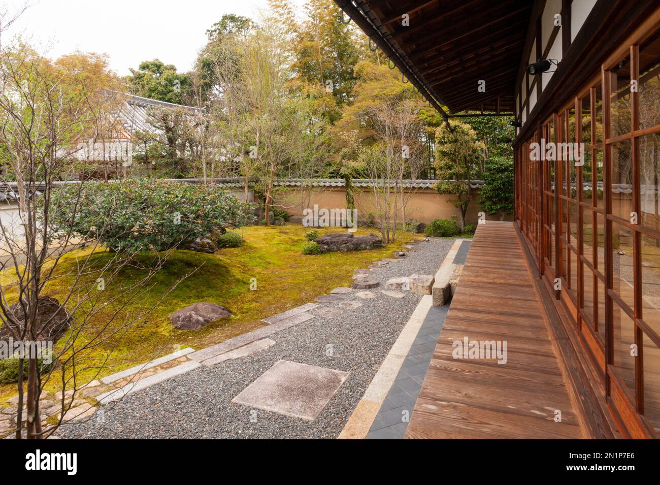 Eine engawa-Veranda im Torin-in-Tempel, Kyoto, Japan. Stockfoto