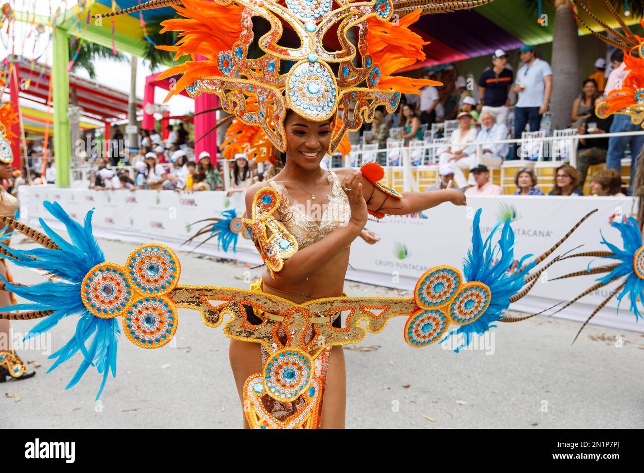 02.04.2023 Dominikanische Republik Punta Cana Jährlicher Karneval. Ein Mädchen in einem Karnevalskostüm. Stockfoto
