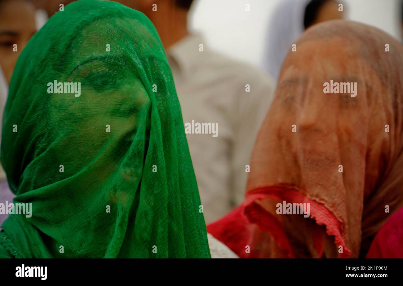 Kashmiri muslim women shout religious slogans to Hajj pilgrims in ...