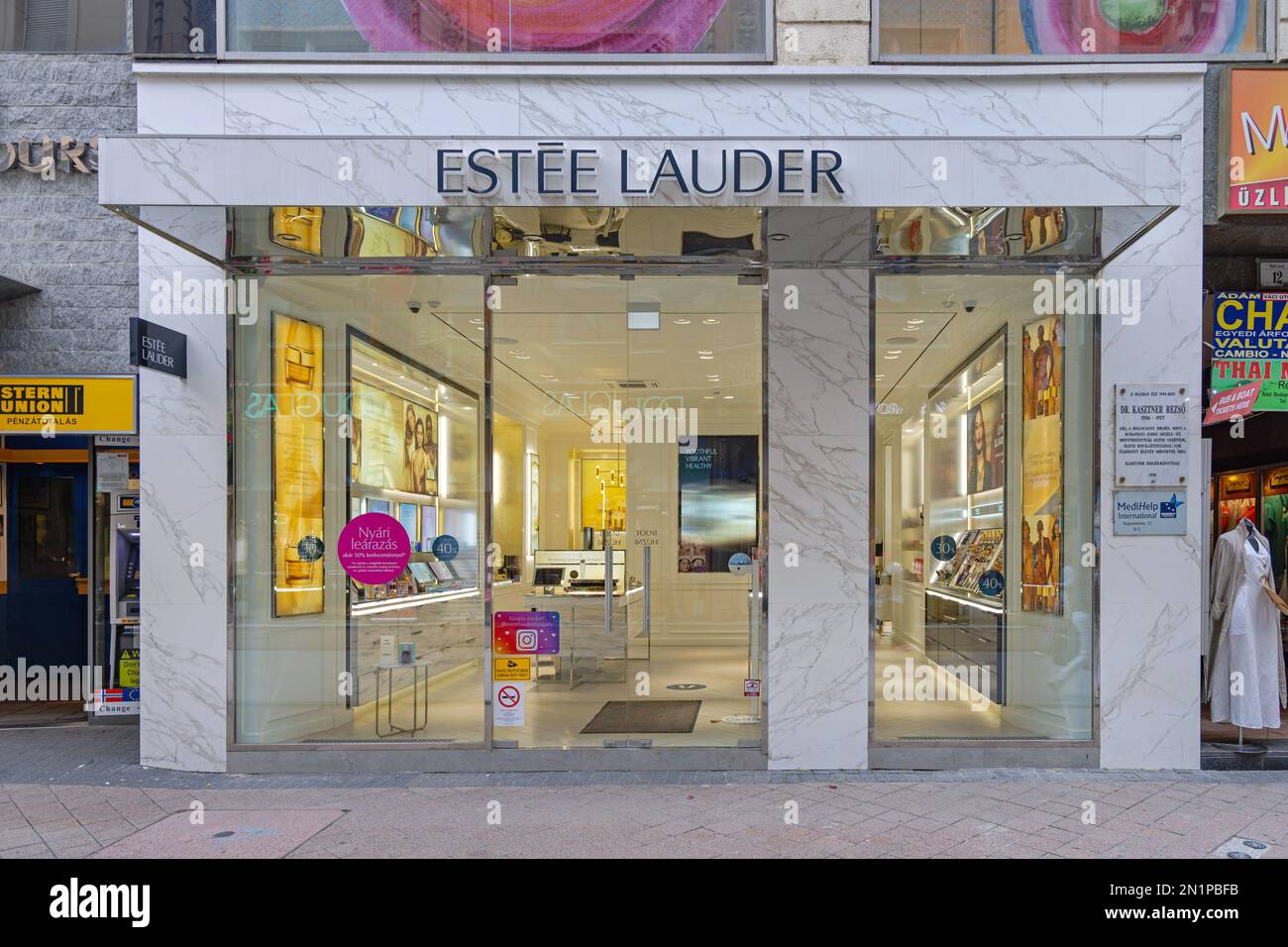Budapest, Ungarn - 31. Juli 2022: Beauty and Make-up Cosmetics Estee Lauder Store in der Vaci Street in der Hauptstadt. Stockfoto