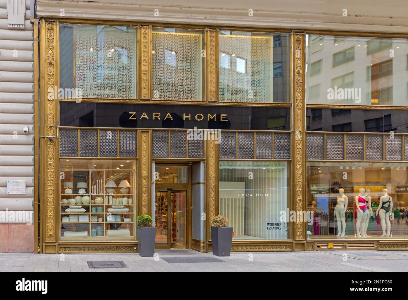 Budapest, Ungarn - 31. Juli 2022: Zara Home Goods Textile Shop in der Fashion Street im Zentrum der Hauptstadt. Stockfoto