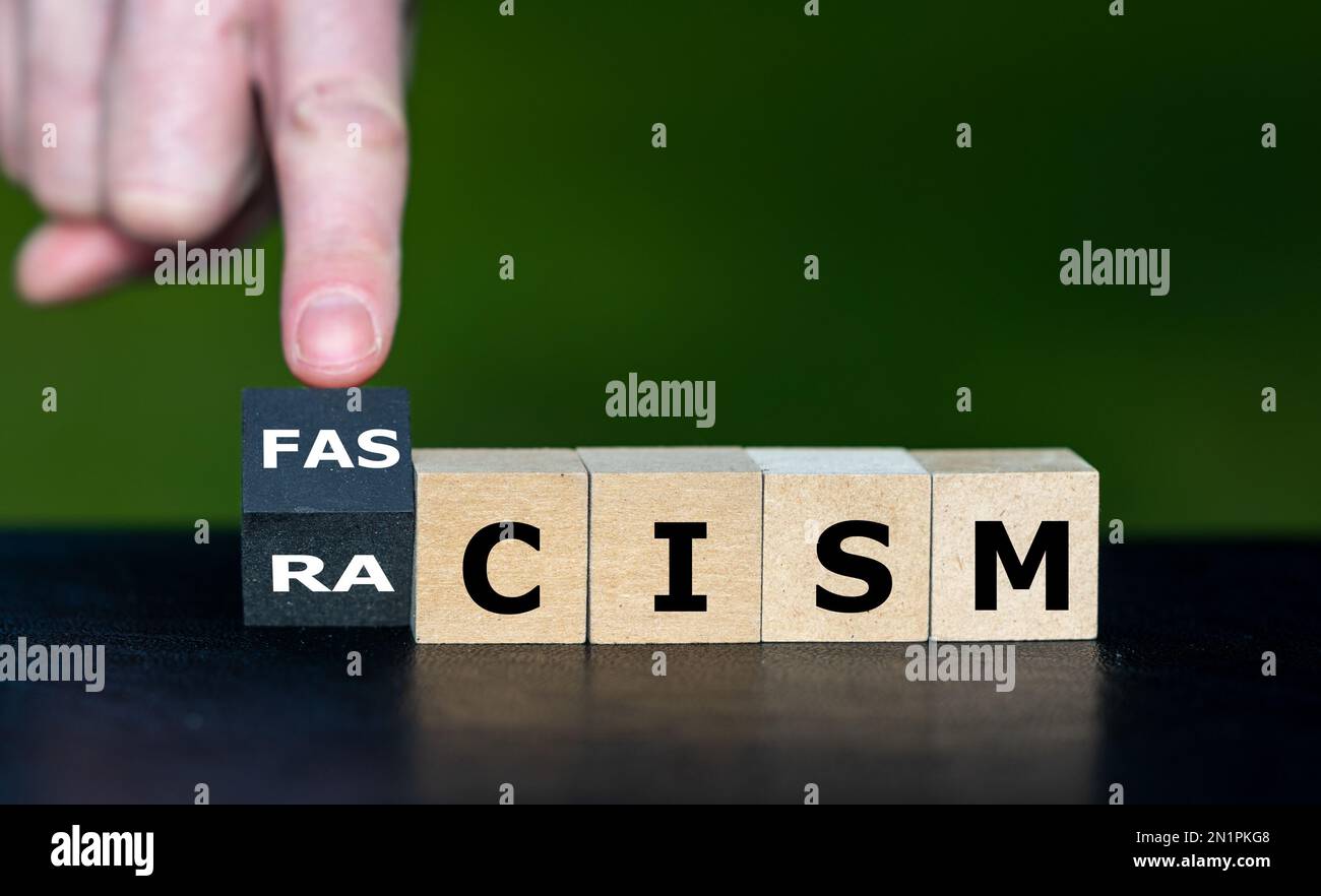Würfel bilden die Worte Rassismus und Faschismus. Ein Symbol, dass Rassismus zum Faschismus führt. Stockfoto