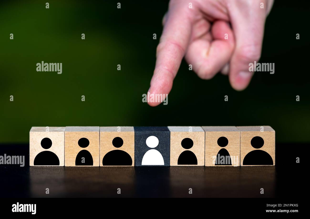 Der Finger zeigt auf eine Person. Symbol für die Suche nach der richtigen Person für einen Job. Stockfoto