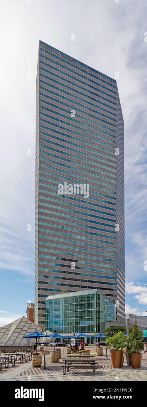 Boston Financial District: 1 Financial Center ist ein unregelmäßiger sechseckiger Schaft aus Glas und Stahl mit einem Glasatrium am Dewey Square. Stockfoto