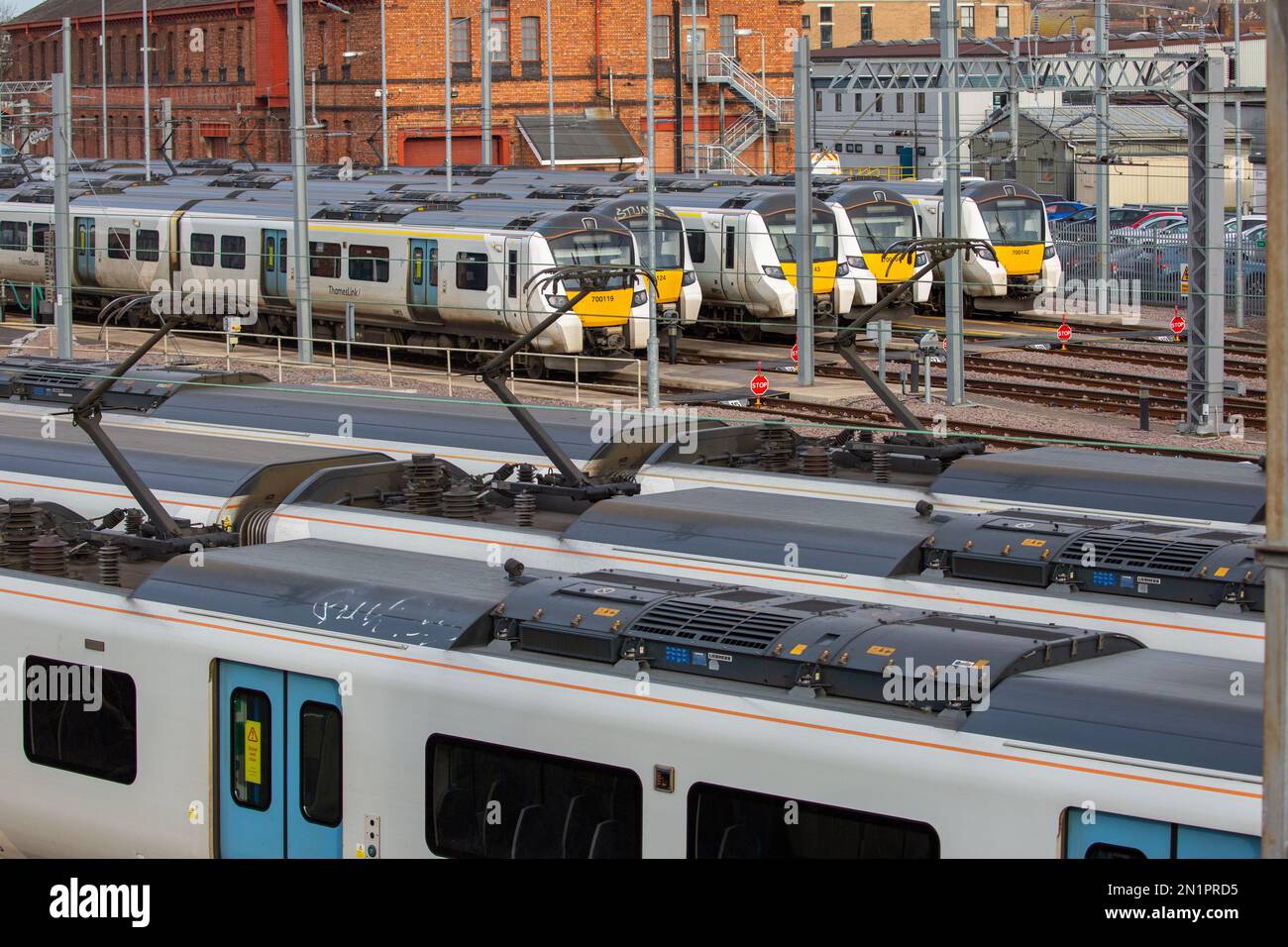 Das Bild vom Februar 3 zeigt Thameslink-Züge, die in Bedfordshire auf Gleisen gestapelt sind, während die Zugführer in England zum zweiten Mal gehen Stockfoto