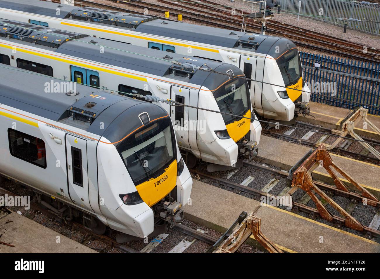 Das Bild vom Februar 3 zeigt Thameslink-Züge, die in Bedfordshire auf Gleisen gestapelt sind, während die Zugführer in England zum zweiten Mal gehen Stockfoto