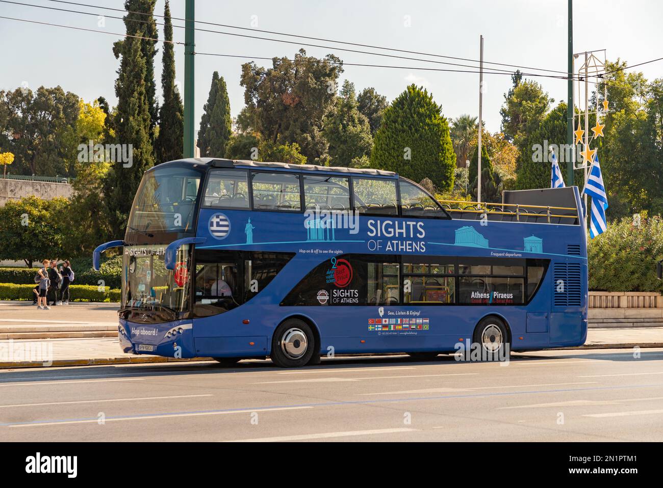 Ein Bild von einer Sehenswürdigkeit von Athen mit dem Tourbus. Stockfoto