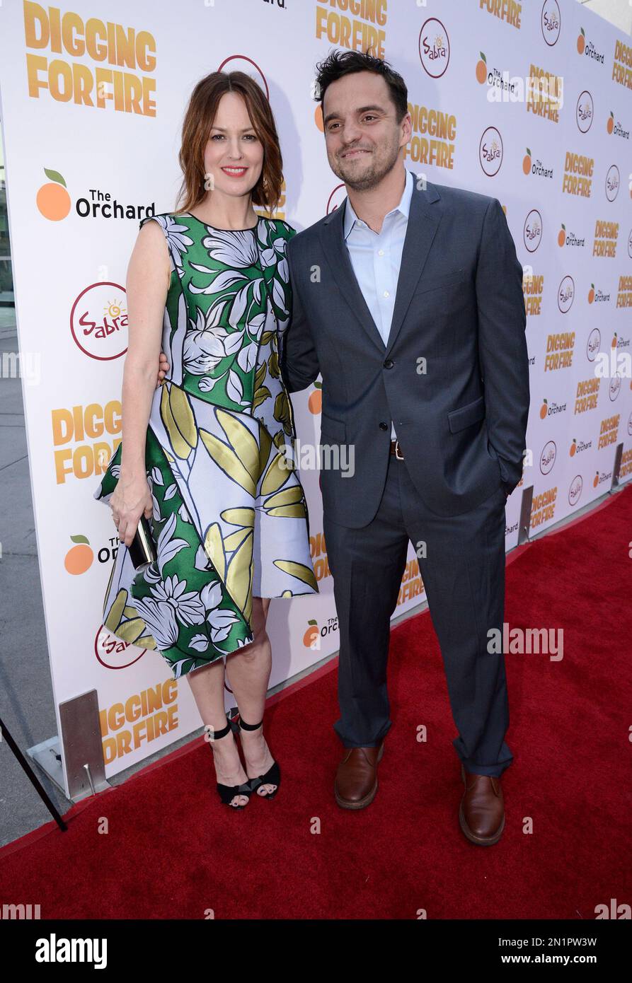 Actor Jake Johnson, right, and actress Rosemarie DeWitt attend the Los Angeles premiere of the feature film "Digging For Fire" in Los Angeles on Thursday, Aug. 13, 2015. (Photo by Dan Steinberg/Invision/AP) Stockfoto