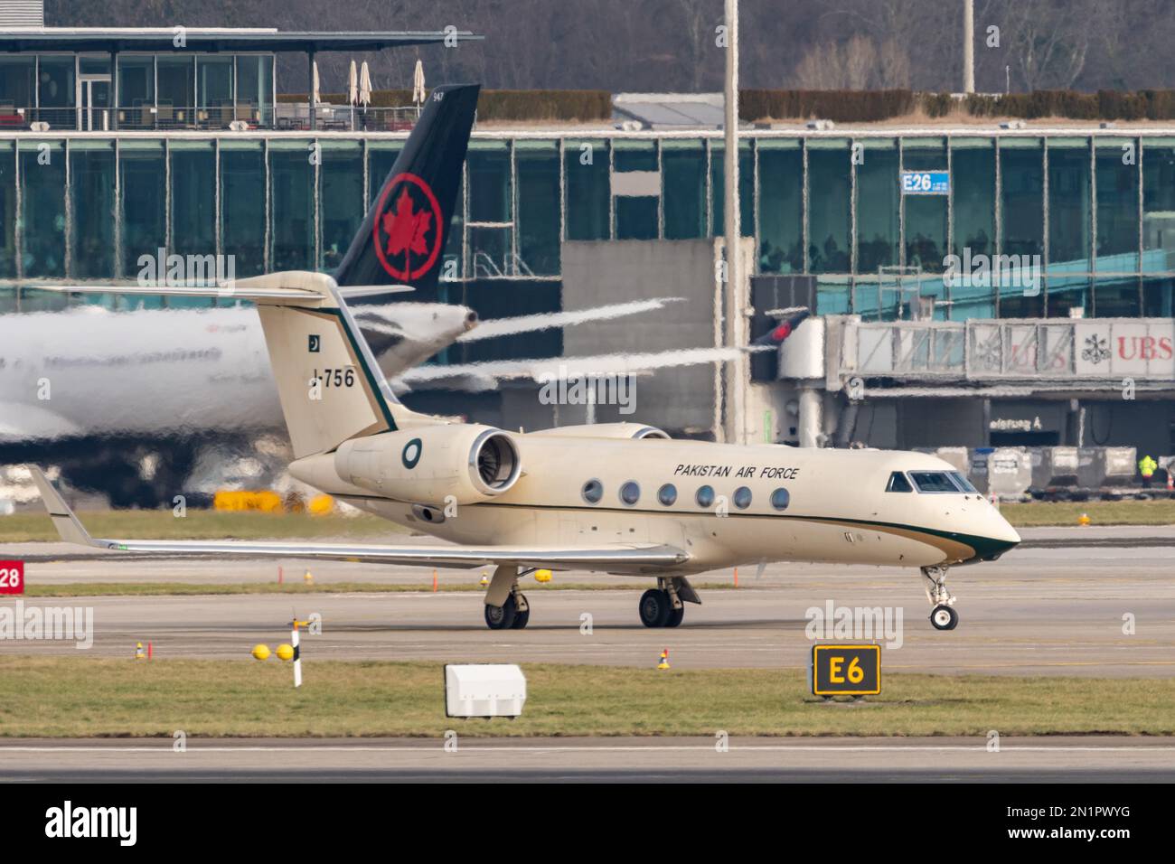 Zürich, Schweiz, Januar 20,2023 Pakistan Air Force Gulfstream G450-Flugzeuge Rollen in ihre Position Stockfoto